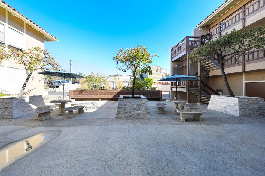 More Photos Of 900-944 Glenneyre St, Laguna Beach Office Residential For Lease