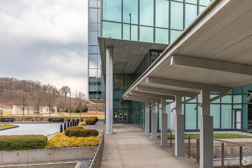 More Photos Of 6100 Tower Cir, Franklin Office For Lease