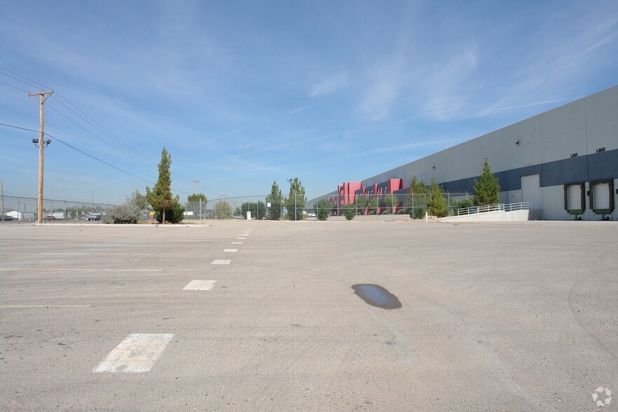 More Photos Of 11751 Alameda Ave, Socorro Distribution For Lease