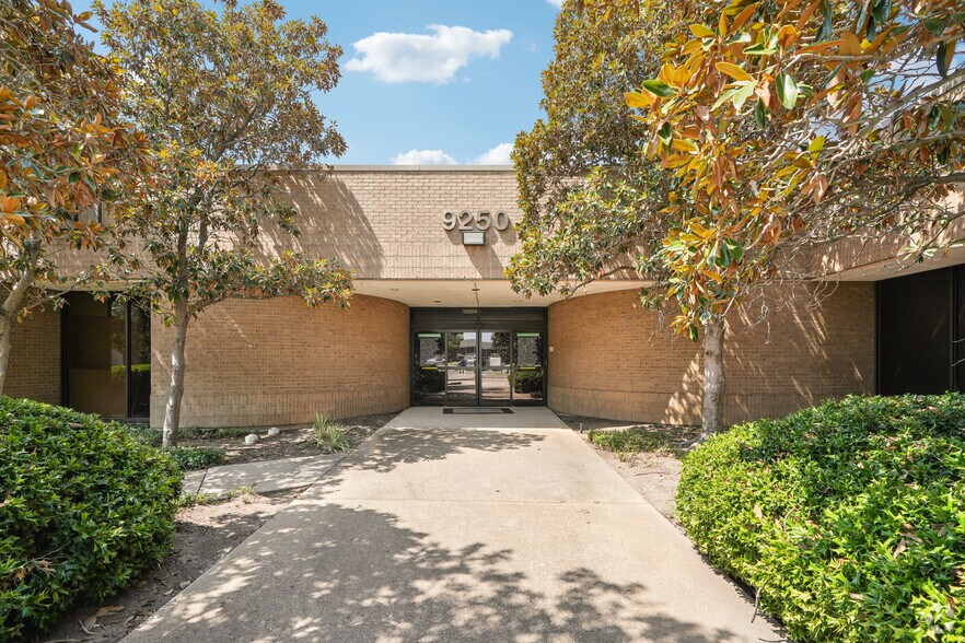 More Photos Of 9250 Amberton Pky, Dallas Office For Lease