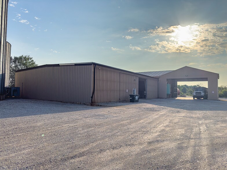 More Photos Of 3154 Depot st, Wawaka Office For Sale