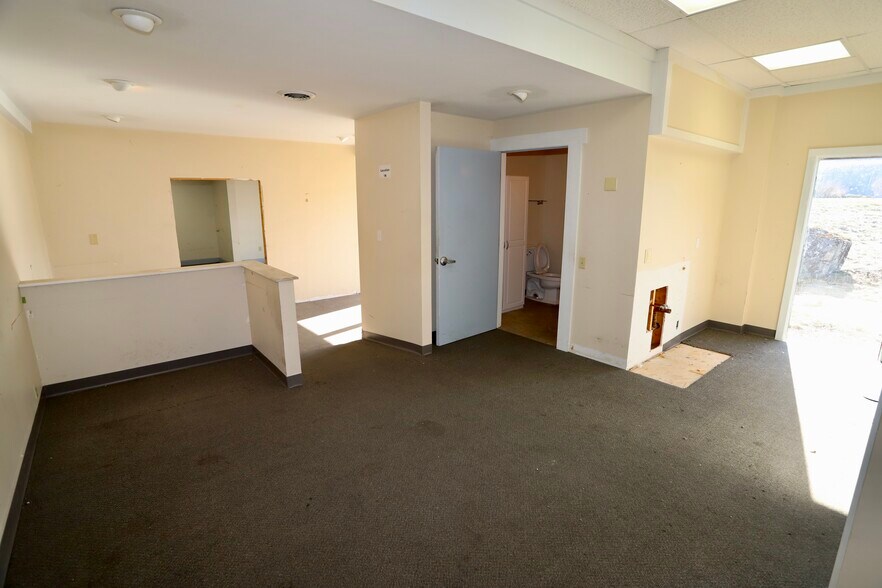 More Photos Of 127 Quality Ln, Rutland Industrial For Sale