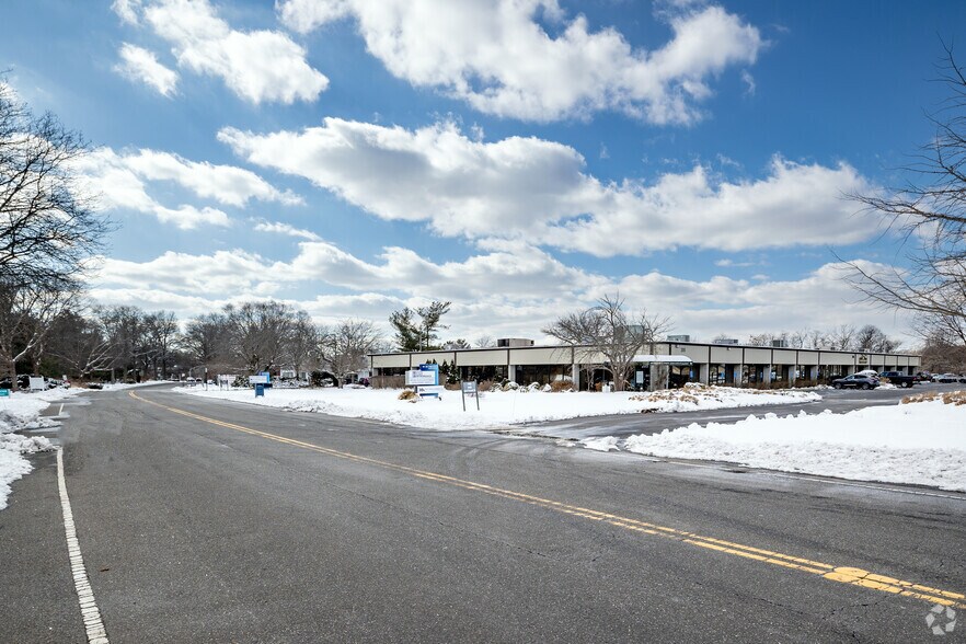 More Photos Of 185-205 Froehlich Farm Blvd, Woodbury Medical For Lease