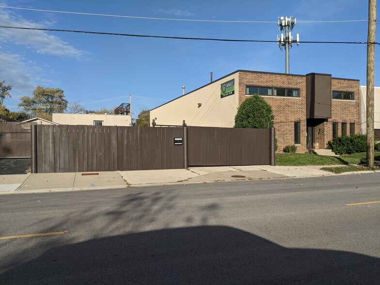 More Photos Of 6575-6577 N Avondale Ave, Chicago Service For Lease