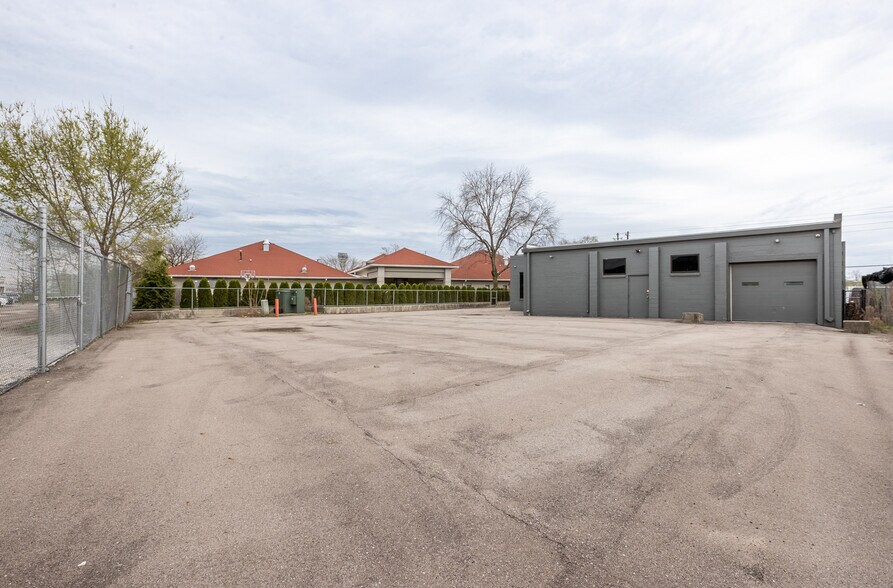 More Photos Of 1728 W 16th St, Indianapolis General Retail For Lease