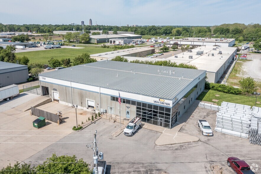 More Photos Of 1751 Guthrie Ave, Des Moines Warehouse For Lease