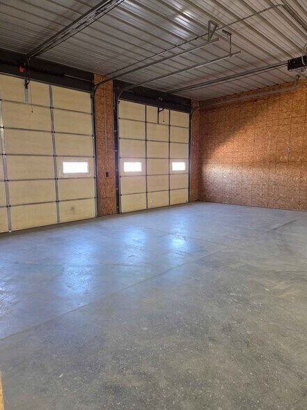 More Photos Of 1300-1310 N 14th St, Indianola Warehouse For Lease
