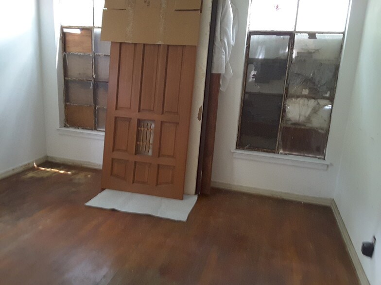 More Photos Of 8805 Lake June Rd, Dallas Office For Sale