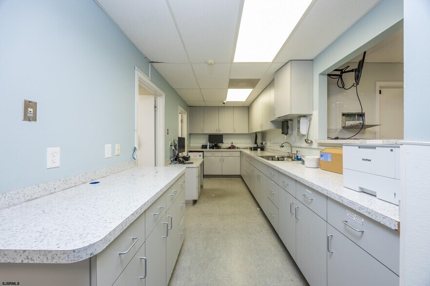 More Photos Of 535 Maple Ave, Linwood Veterinarian Kennel For Lease