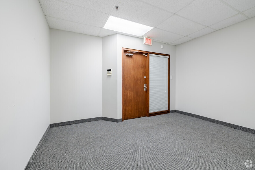 More Photos Of 395 Av Sainte-Croix, Montréal Warehouse For Lease