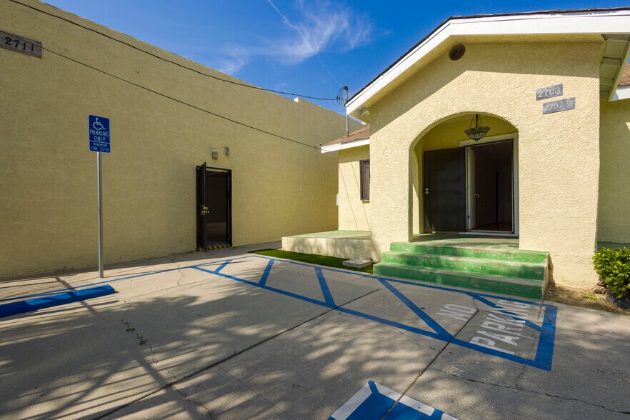 More Photos Of 2703 Southwest Dr, Los Angeles Warehouse For Lease