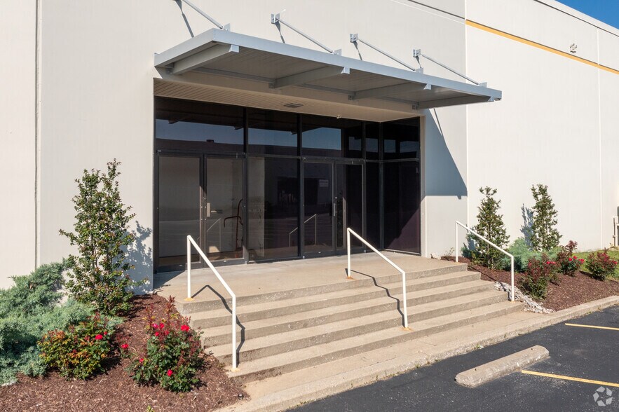 More Photos Of 3865 Produce Rd, Louisville Warehouse For Lease