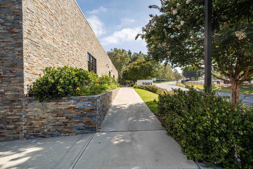 More Photos Of 2001 Saturn St, Monterey Park Light Distribution For Sale