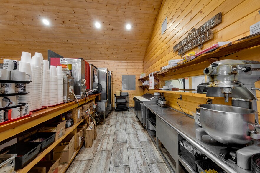 More Photos Of 17589 TX-19 Hwy, Montalba General Retail For Sale
