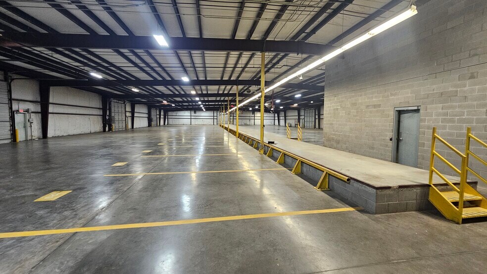 More Photos Of 2701 Southridge Dr, Wichita Falls Distribution For Lease