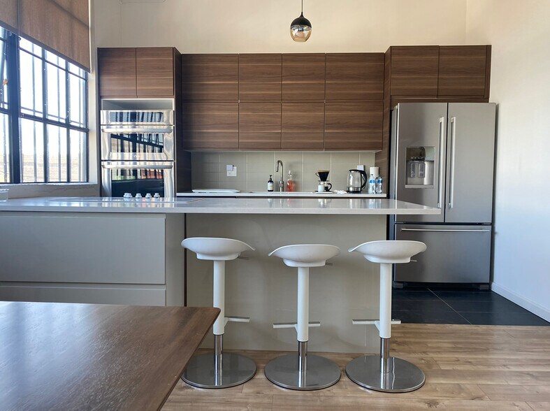 More Photos Of 405 Towne Ave, Los Angeles Showroom For Sale