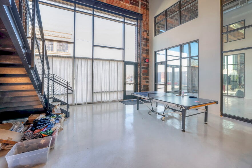 More Photos Of 1604 Locust St, Kansas City Office For Lease