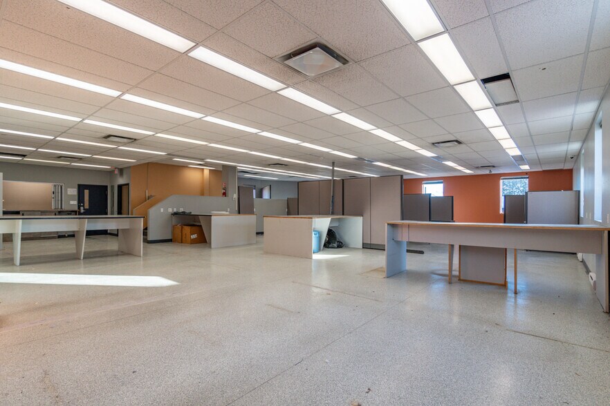 More Photos Of 786 St King E, Sherbrooke Storefront Retail Office For Sale