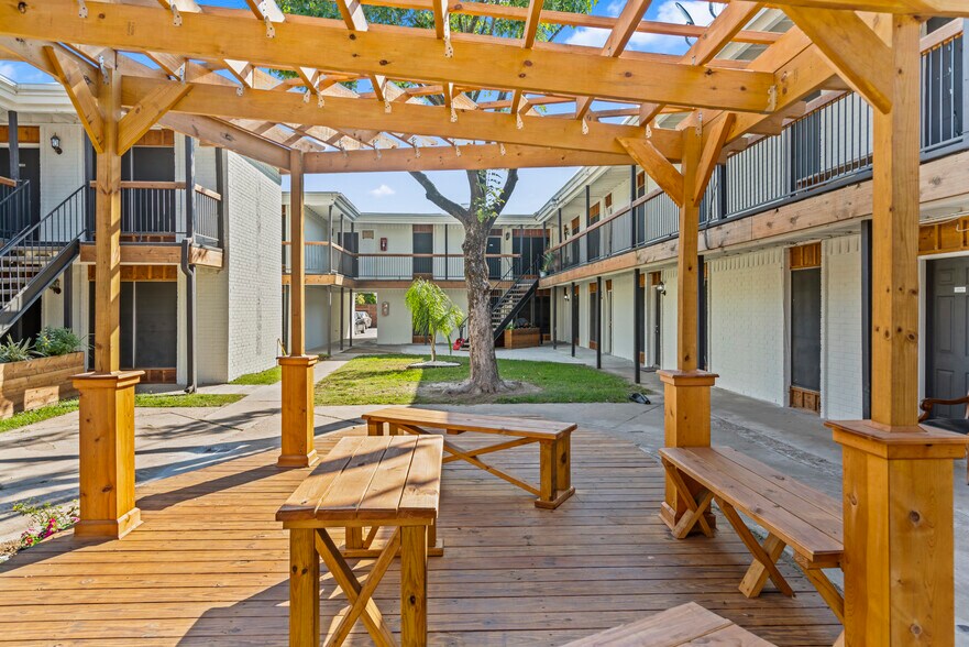 More Photos Of 101 S Allen Genoa Rd, South Houston Apartments For Sale