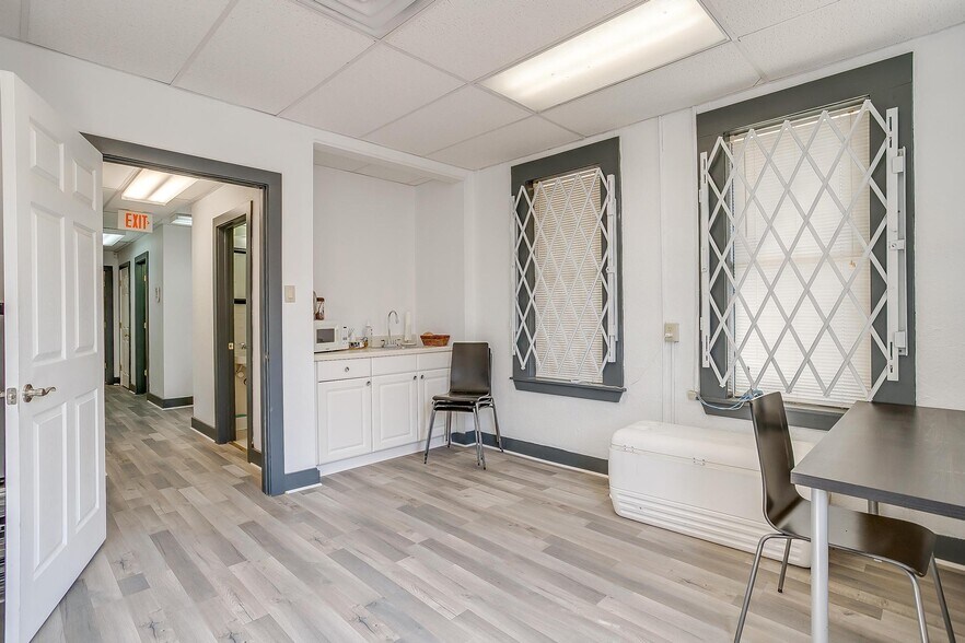 More Photos Of 1434 N Main St, Fort Worth Storefront Retail Office For Lease