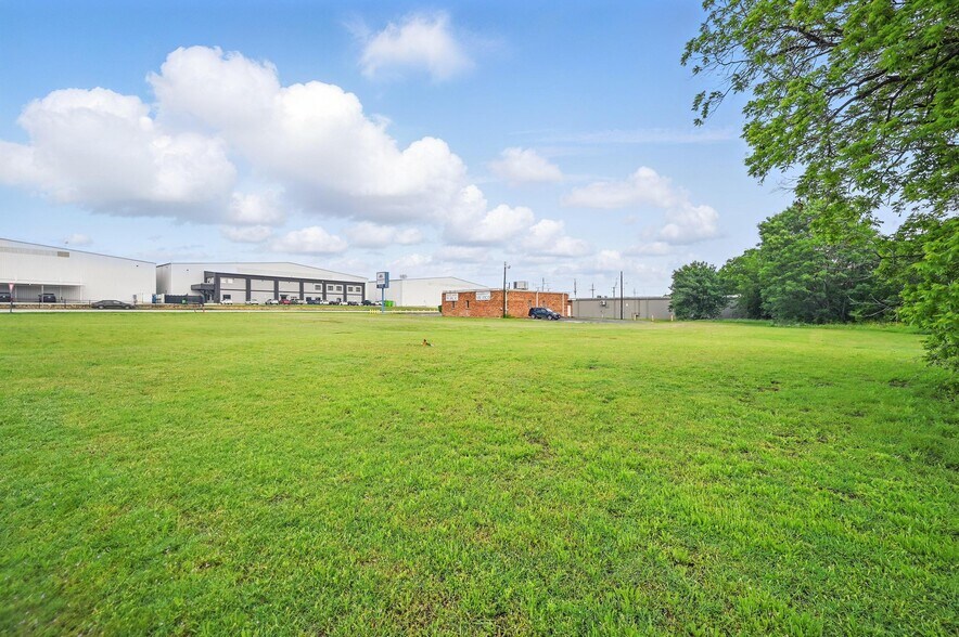 More Photos Of 4016 N Main St, Fort Worth Office For Sale