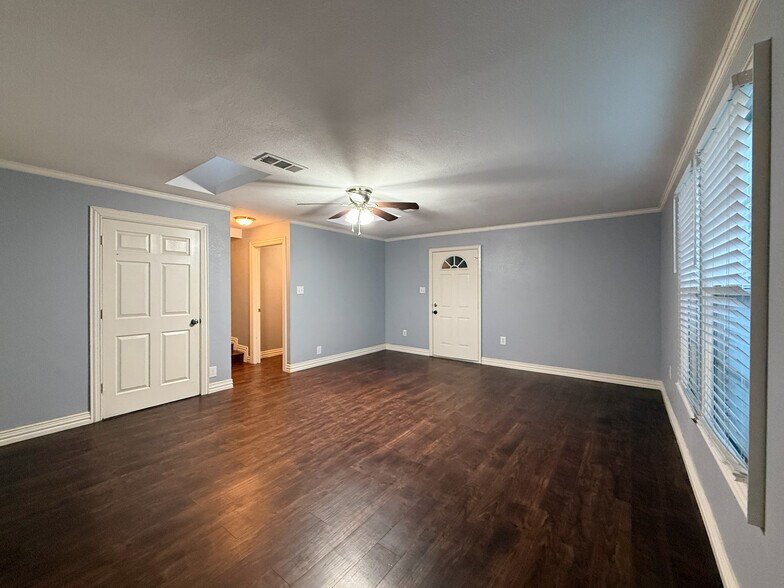 More Photos Of 211 Second St, Denton Flex For Sale