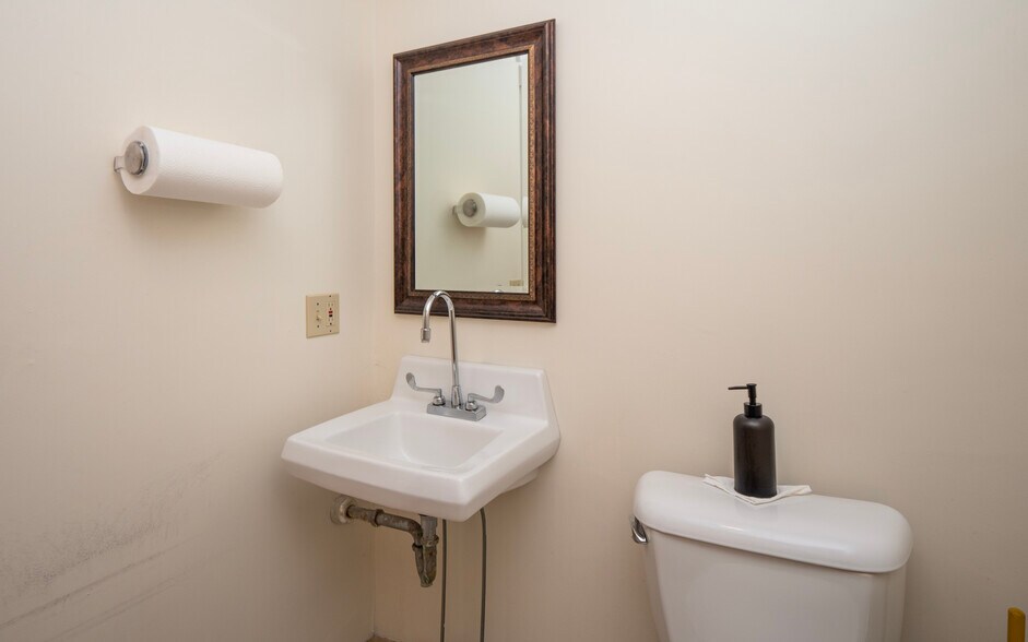 More Photos Of 1120 Aquidneck Ave, Middletown Office For Sale