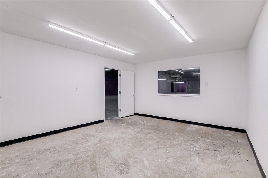 More Photos Of 1734 Centennial Blvd, San Antonio Warehouse For Sale