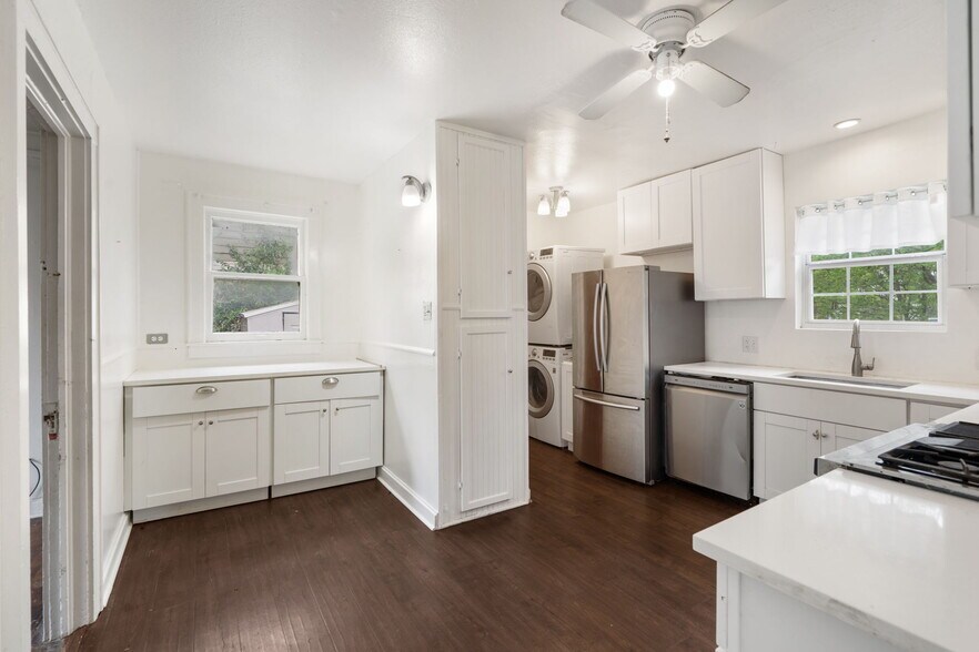 More Photos Of 200 Elm St, Buda Office For Sale