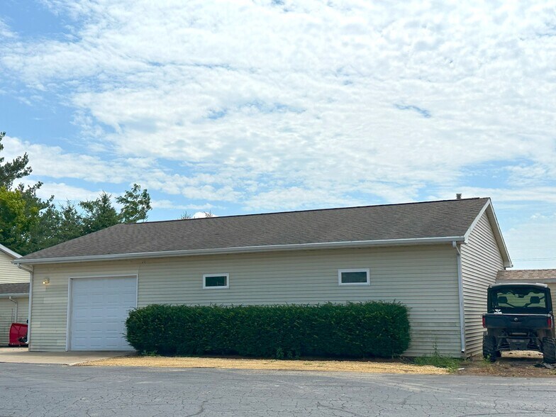 More Photos Of 1947 N Lyford Rd, Rockford Self Storage For Lease