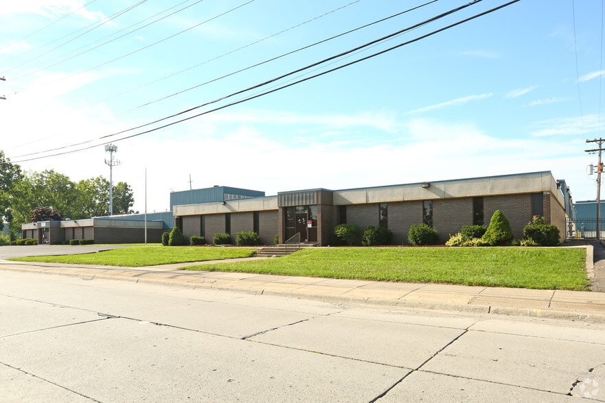 More Photos Of 1705-1737 Cicotte St, Lincoln Park Warehouse For Lease