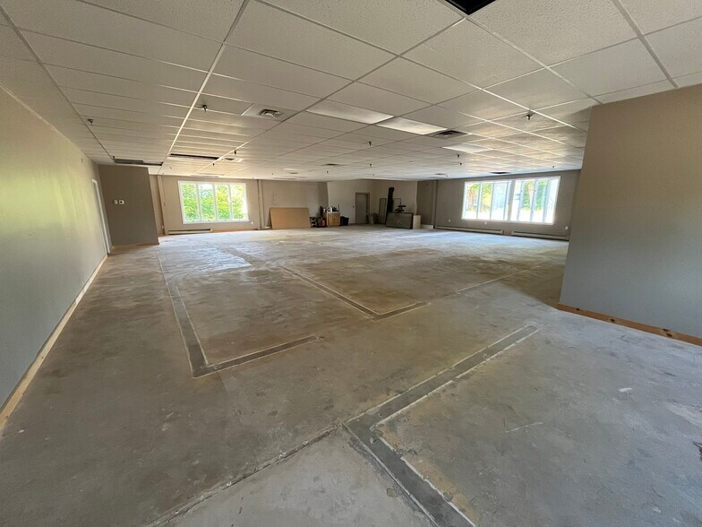 More Photos Of 11 Mechanic Falls Rd, Oxford Freestanding For Lease
