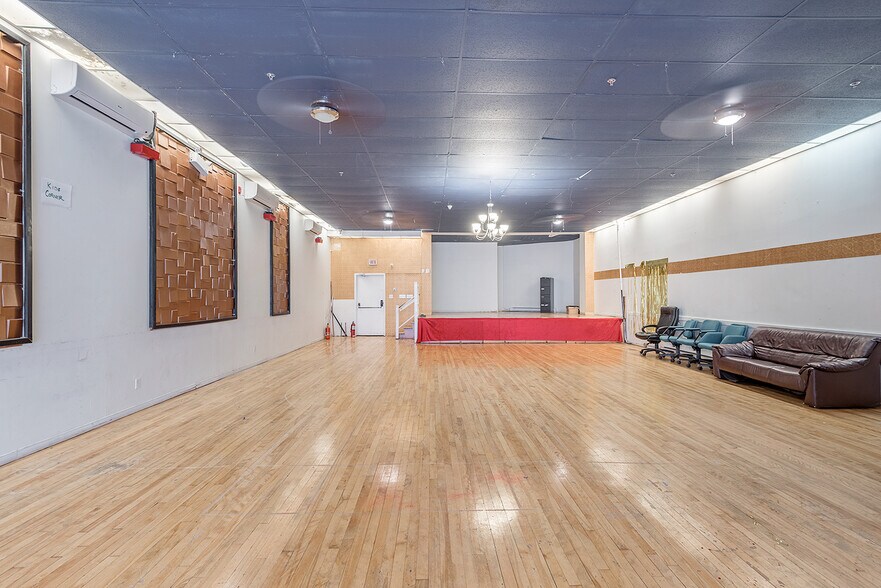 More Photos Of 4225 Rue Notre-Dame O, Montréal Office For Sale