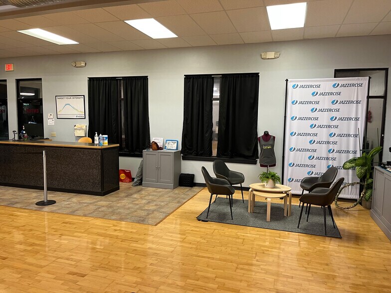 More Photos Of 450-462 SW Ward Rd, Lee's Summit General Retail For Lease