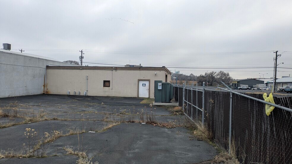 More Photos Of 706 E Penn St, Moses Lake Industrial For Sale