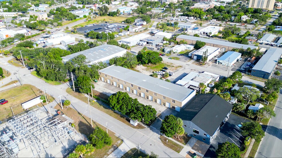 More Photos Of 709 Silver Palm Ave, Melbourne Warehouse For Lease