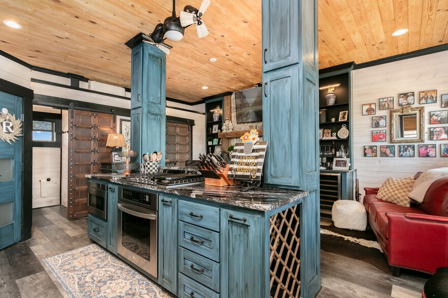 More Photos Of 100 Five Star Trl, Fredericksburg Hotel For Sale