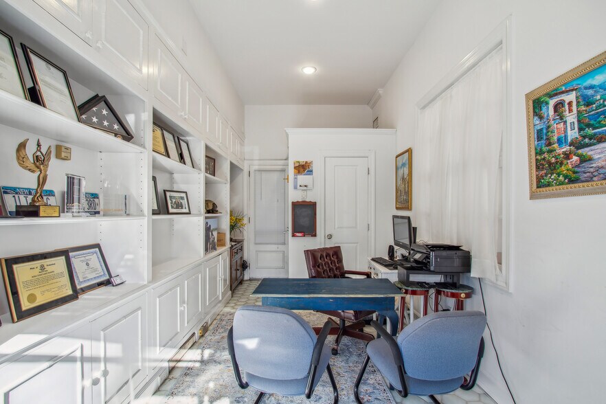 More Photos Of 41 Meetinghouse Ln, Southampton Office For Sale