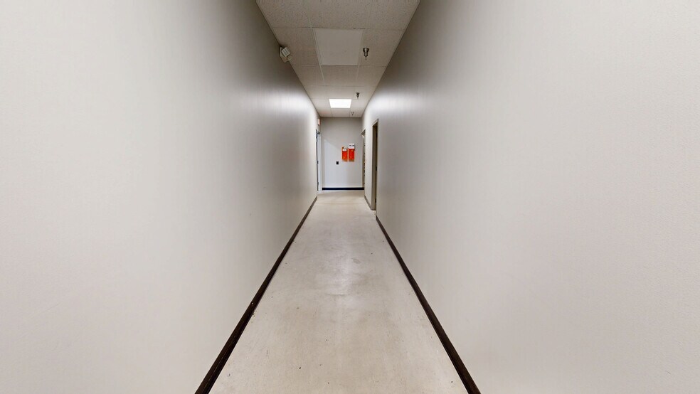 More Photos Of 1805 Riverway Dr, Pekin Distribution For Sale