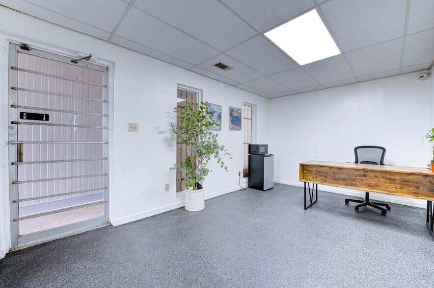 More Photos Of 7414 Domino Ln, Houston Light Distribution For Sale