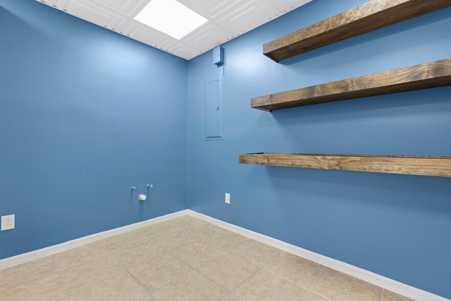 More Photos Of 407 SE Ocean Blvd, Stuart Storefront Retail Office For Lease