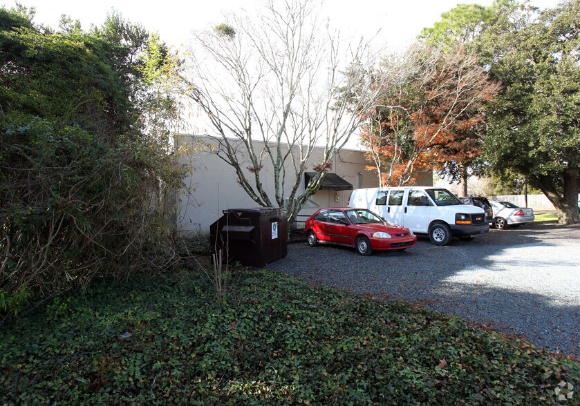 More Photos Of 1305 Floral Pky, Wilmington Freestanding For Lease