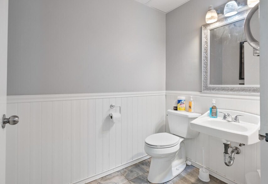 More Photos Of 120-124 Laurel Rd, East Northport Freestanding For Sale