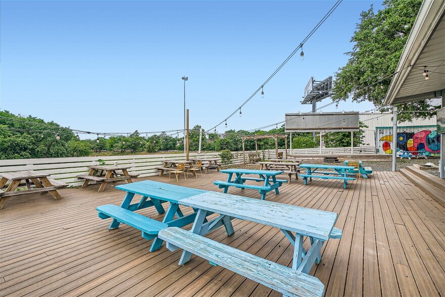 More Photos Of 310 North St, Houston Bar For Lease