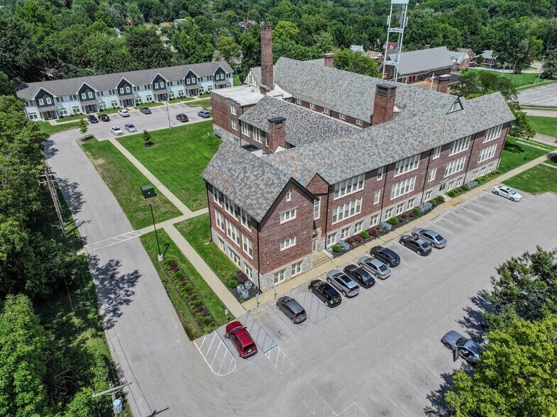 More Photos Of 1351 N Hanley Rd, University City Apartments For Sale