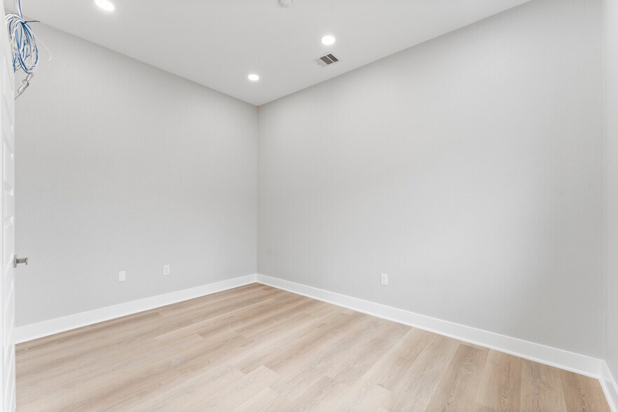 More Photos Of 11606 Westlock Dr, Tomball Medical For Sale