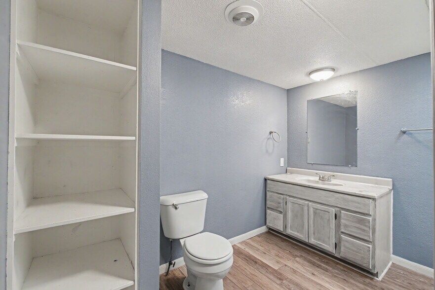 More Photos Of 919 Austin St, Kingsland Flex For Sale