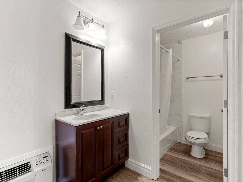 More Photos Of 307 S Main St, Huntington Hotel For Sale