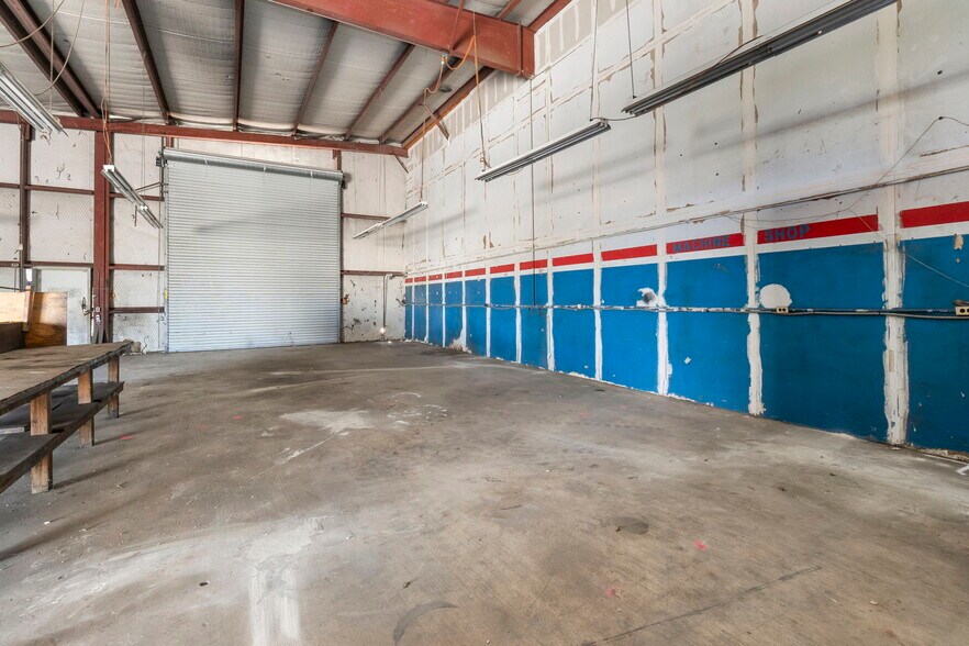 More Photos Of 290 Wonder World Dr, San Marcos Warehouse For Lease