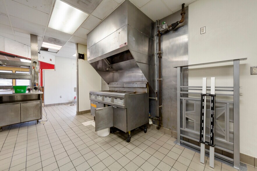 More Photos Of 101 W Lind St, Mankato Fast Food For Sale